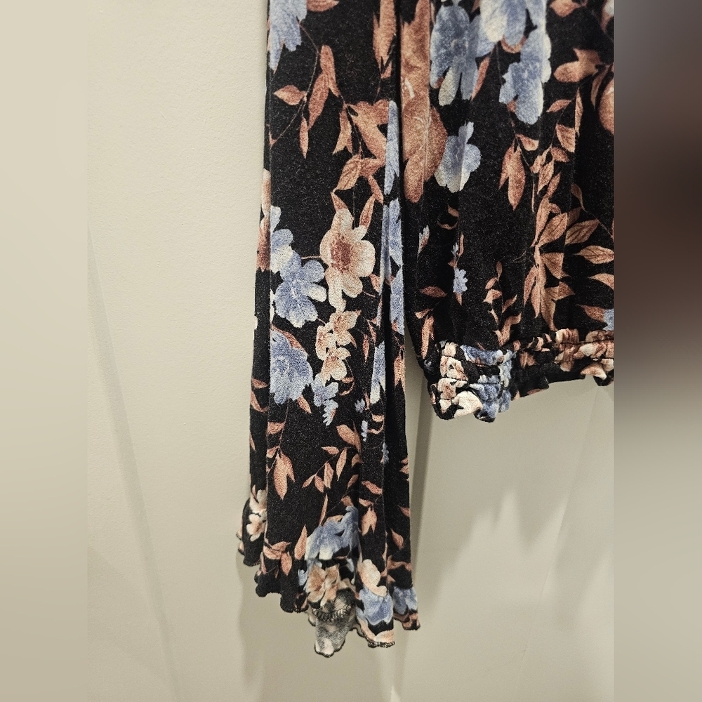 American Eagle Soft Sexy Crepe Floral Wrap Blouse XS Bell Sleeve Black Blue Tan - Picture 3 of 11